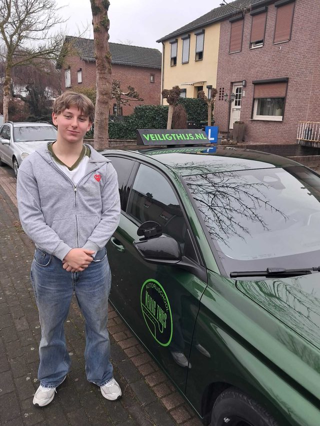 Geslaagde leerling bij de lesauto van Autorijschool Veilig Thijs